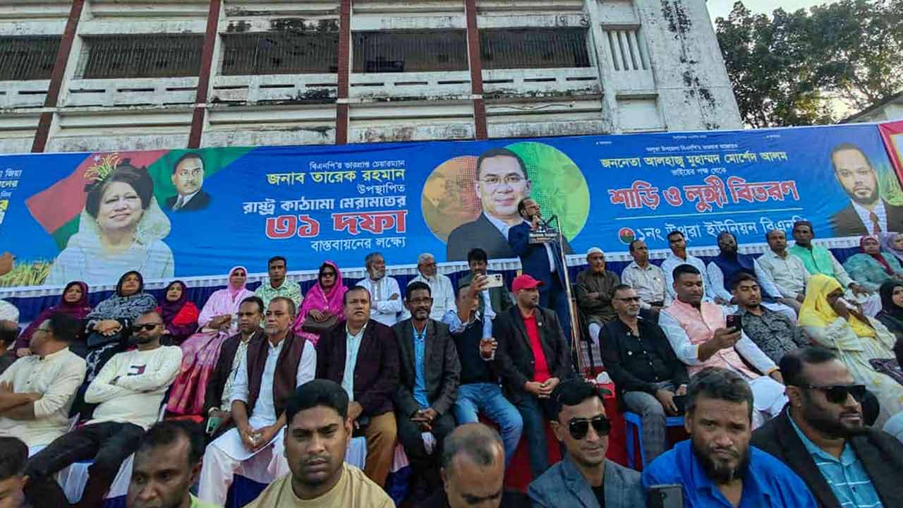 উথুরায় বিএনপির পক্ষ থেকে ১৪ হাজার শাড়ি ও লুঙ্গি বিতরণ