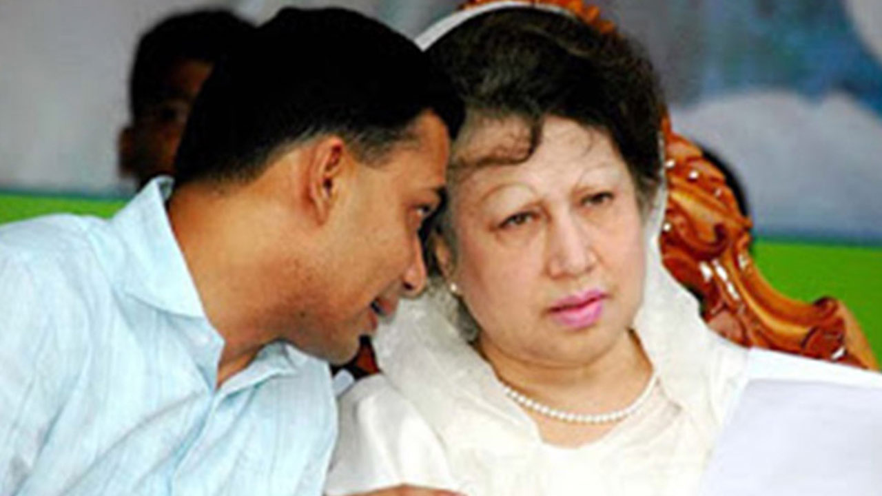 ছেলে তারেক রহমানের সঙ্গে বিএনপির চেয়ারপারসন খালেদা জিয়া। ছবি: সংগৃহীত