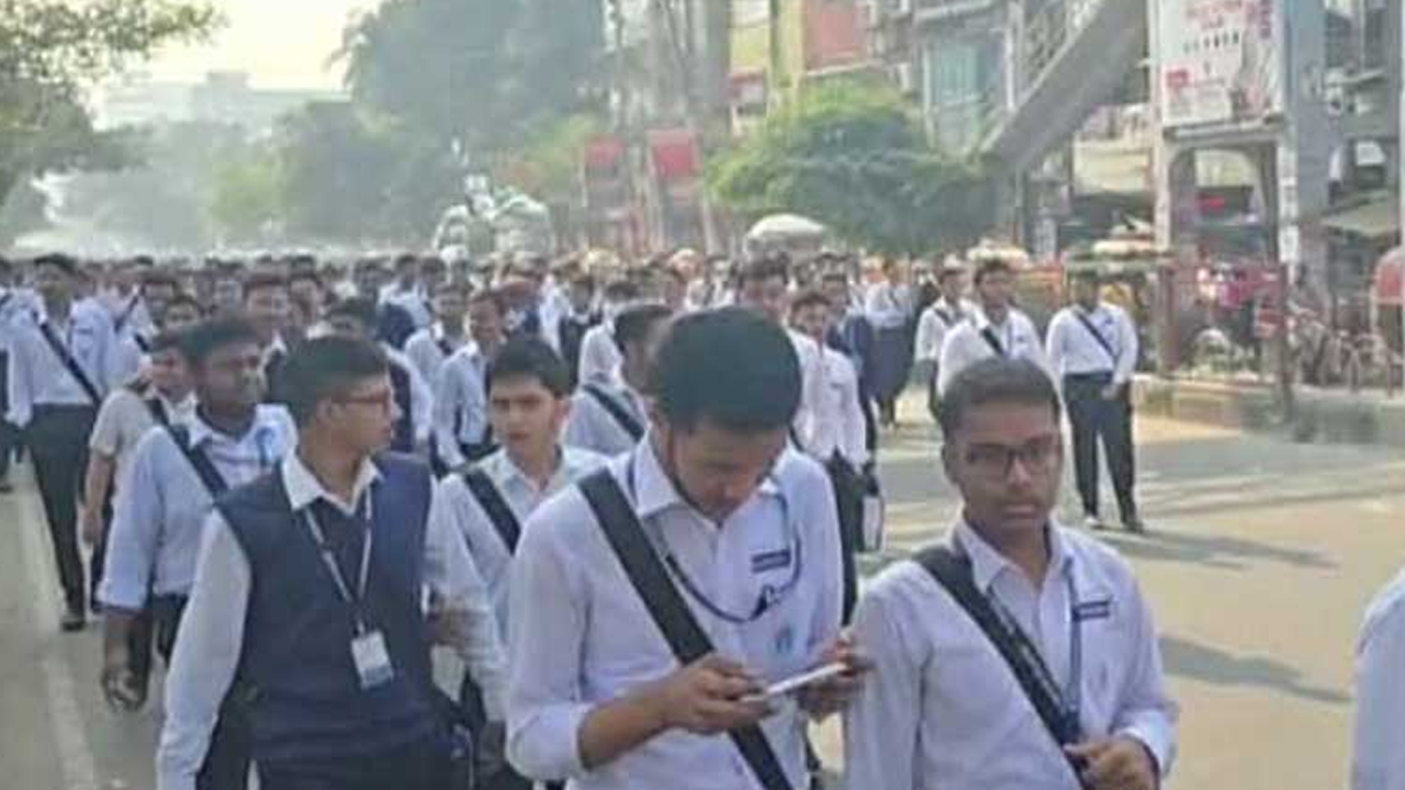 সায়েন্সল্যাব অবরোধ করেছেন ঢাকা কলেজের উচ্চমাধ্যমিকের শিক্ষার্থীরা