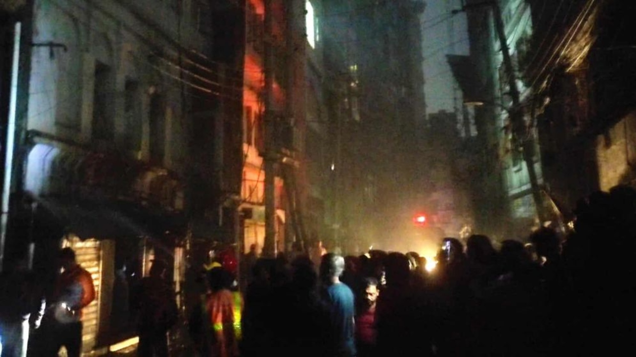 চকবাজারে আবাসিক ভবনে আগুন, নিয়ন্ত্রণে ফায়ার সার্ভিসের ৭ ইউনিট