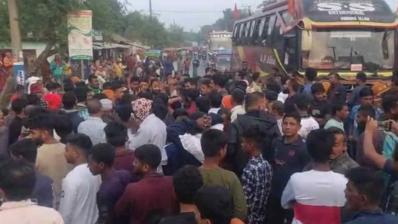 ফুলবাড়ীতে যুবদল নেতার বহিষ্কার ও গ্রেপ্তারের দাবিতে সড়ক অবরোধ