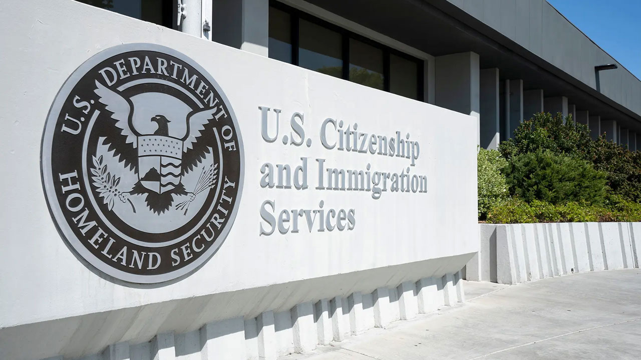 অবশেষে যুক্তরাষ্ট্রে স্থগিতই হলো ১৯ দেশের অভিবাসন প্রক্রিয়া