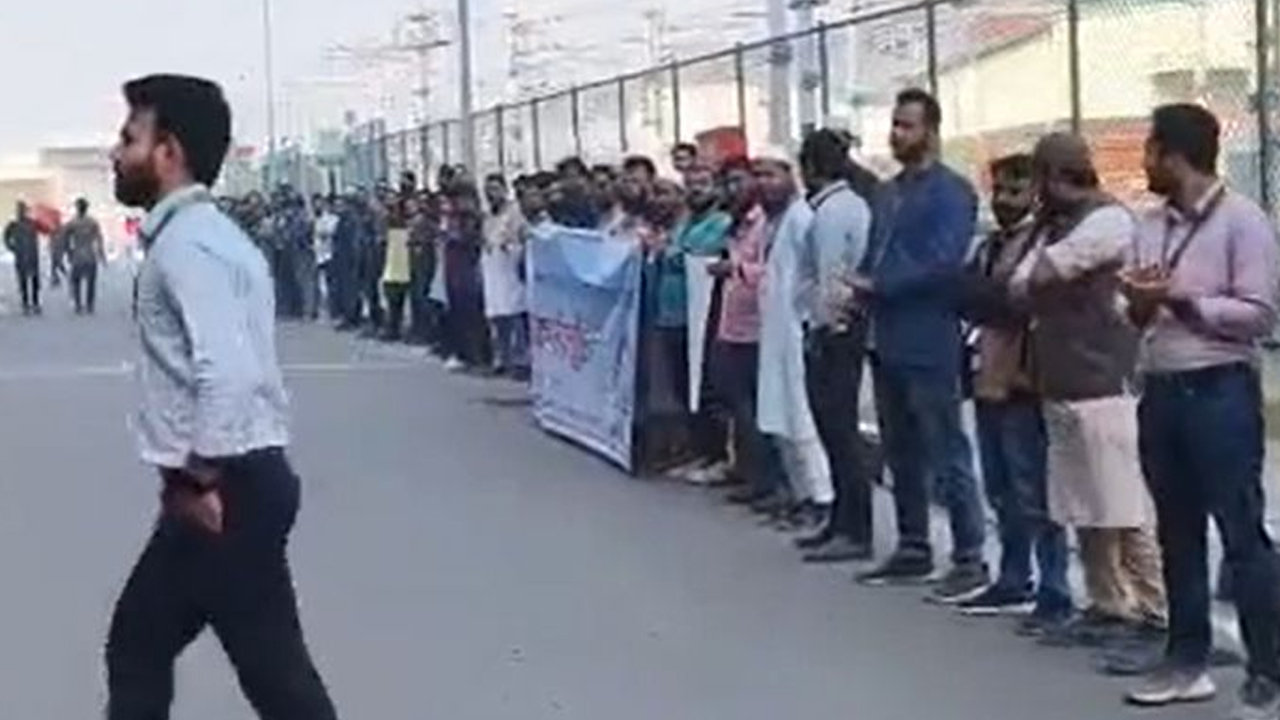 ডিএমটিসিএলে আধুনিক সার্ভিস রুলস প্রণয়নের দাবিতে অবস্থান কর্মসূচি