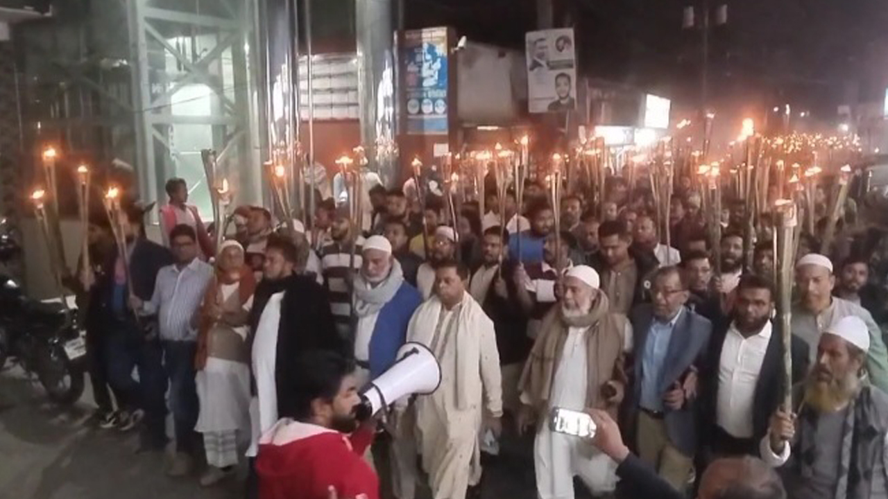 মনোনয়নবঞ্চিত হওয়ার প্রতিবাদে বিএনপি নেতার মশাল মিছিল