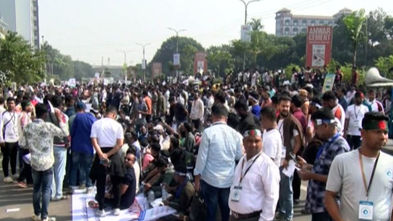 রাজধানীর আগারগাঁওয়ে মোবাইল ব্যবসায়ীদের সড়ক অবরোধ