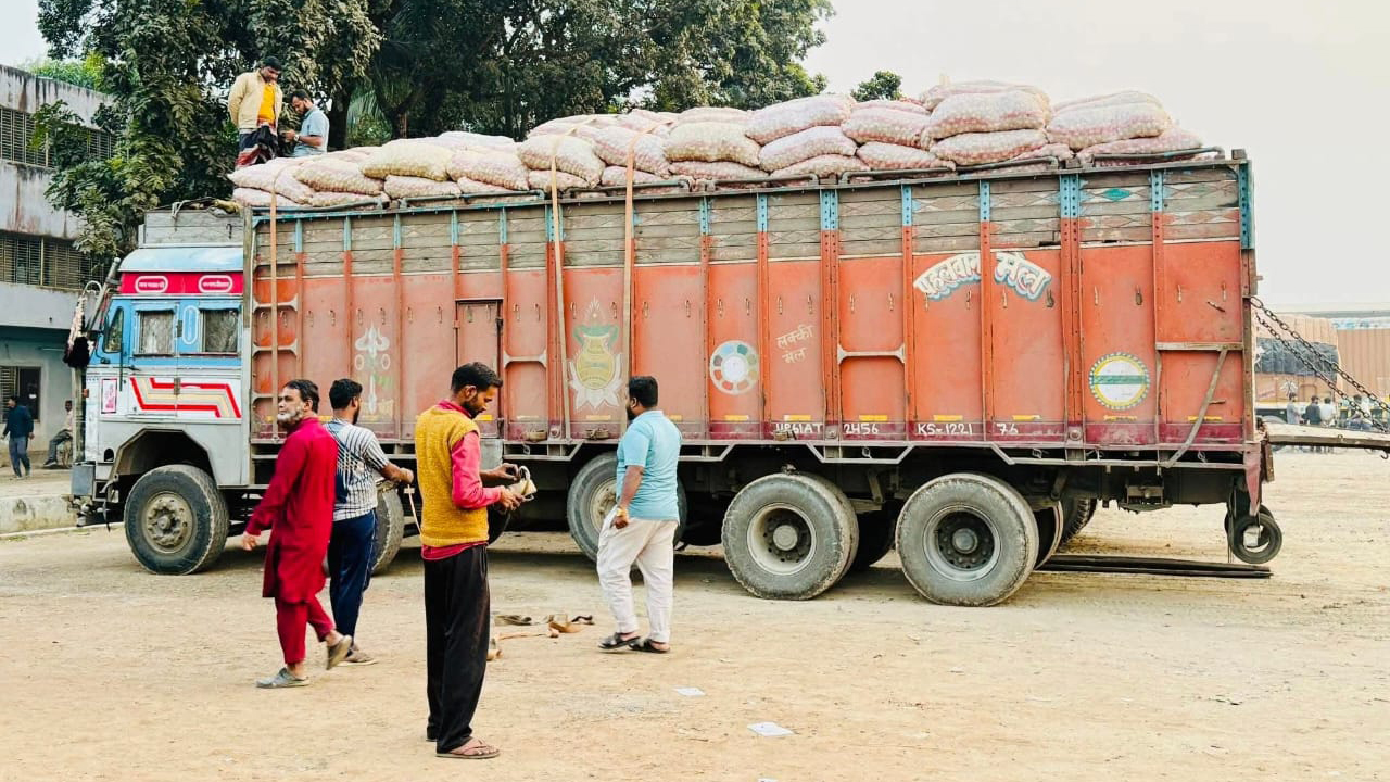 সাড়ে ৩ মাস পর পেঁয়াজ আমদানি শুরু, কেজিতে কমেছে ৩০ টাকা