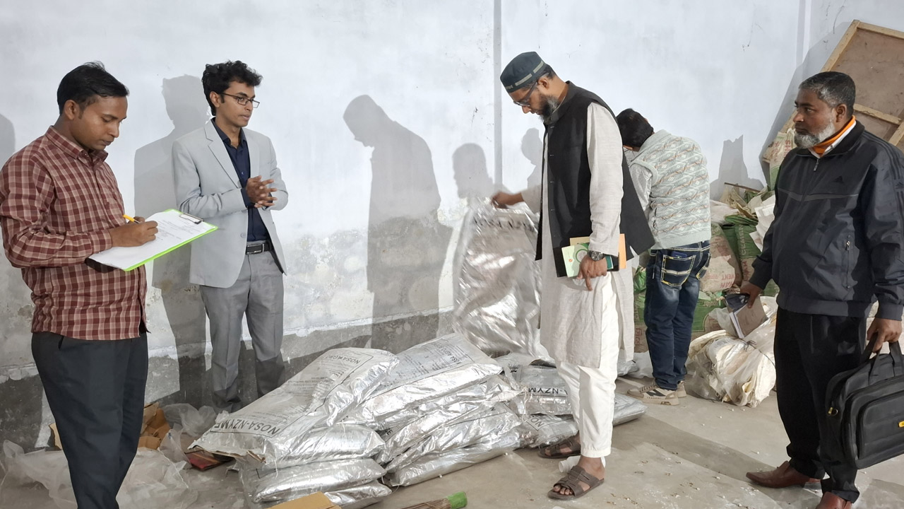 নওগাঁয় নকল ঔষধ কারখানা সিলগালা