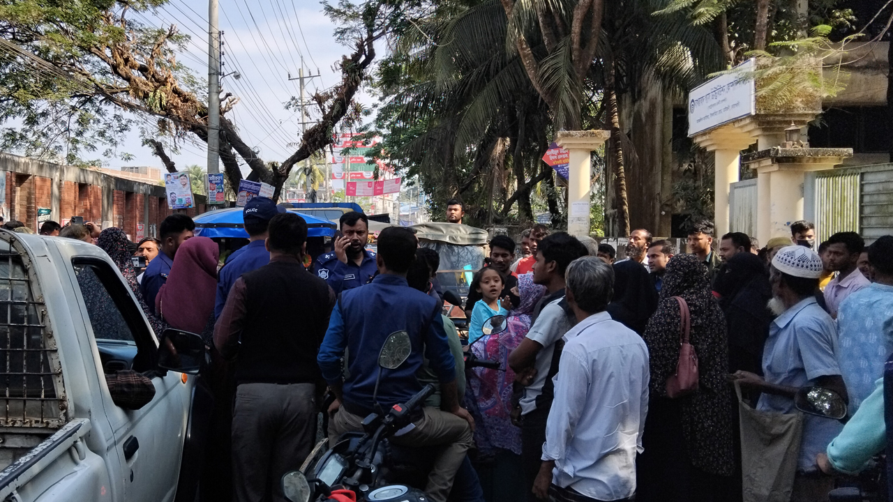 নোয়াখালীতে গ্যাস সরবরাহের দাবিতে সড়ক অবরোধ