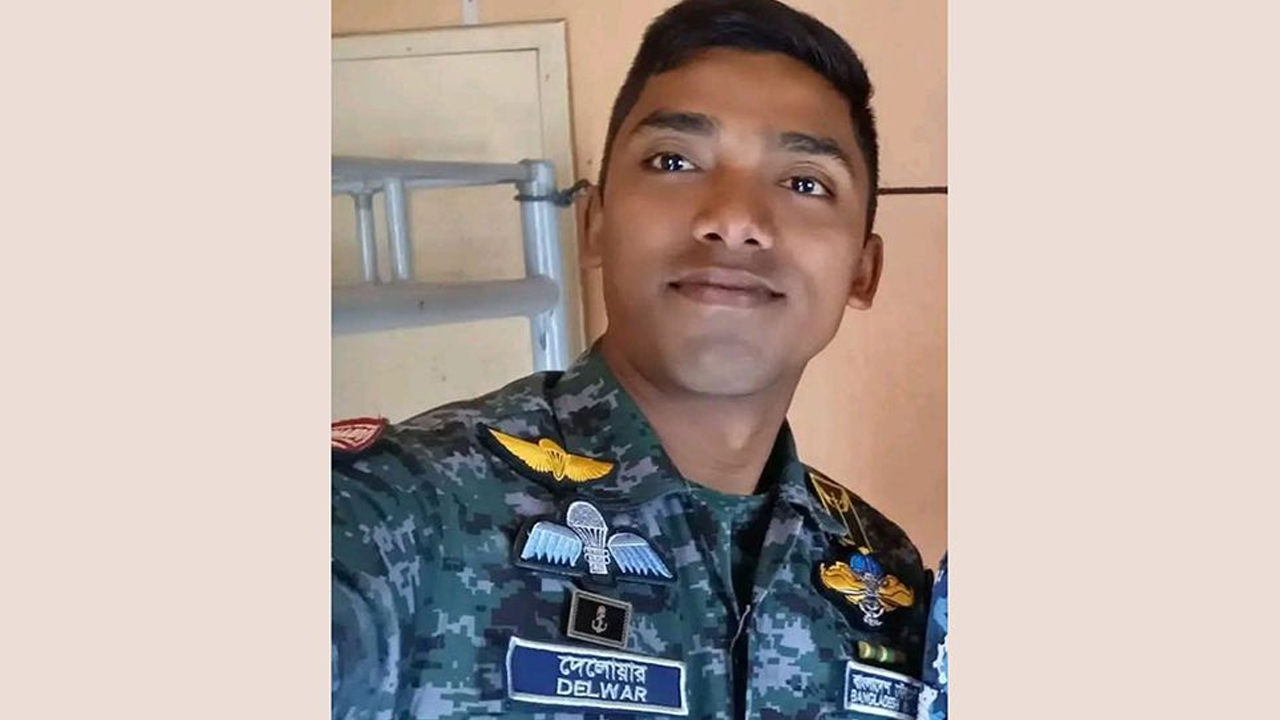 মহাসড়কে পড়ে ছিল নৌবাহিনী সদস্যের মরদেহ