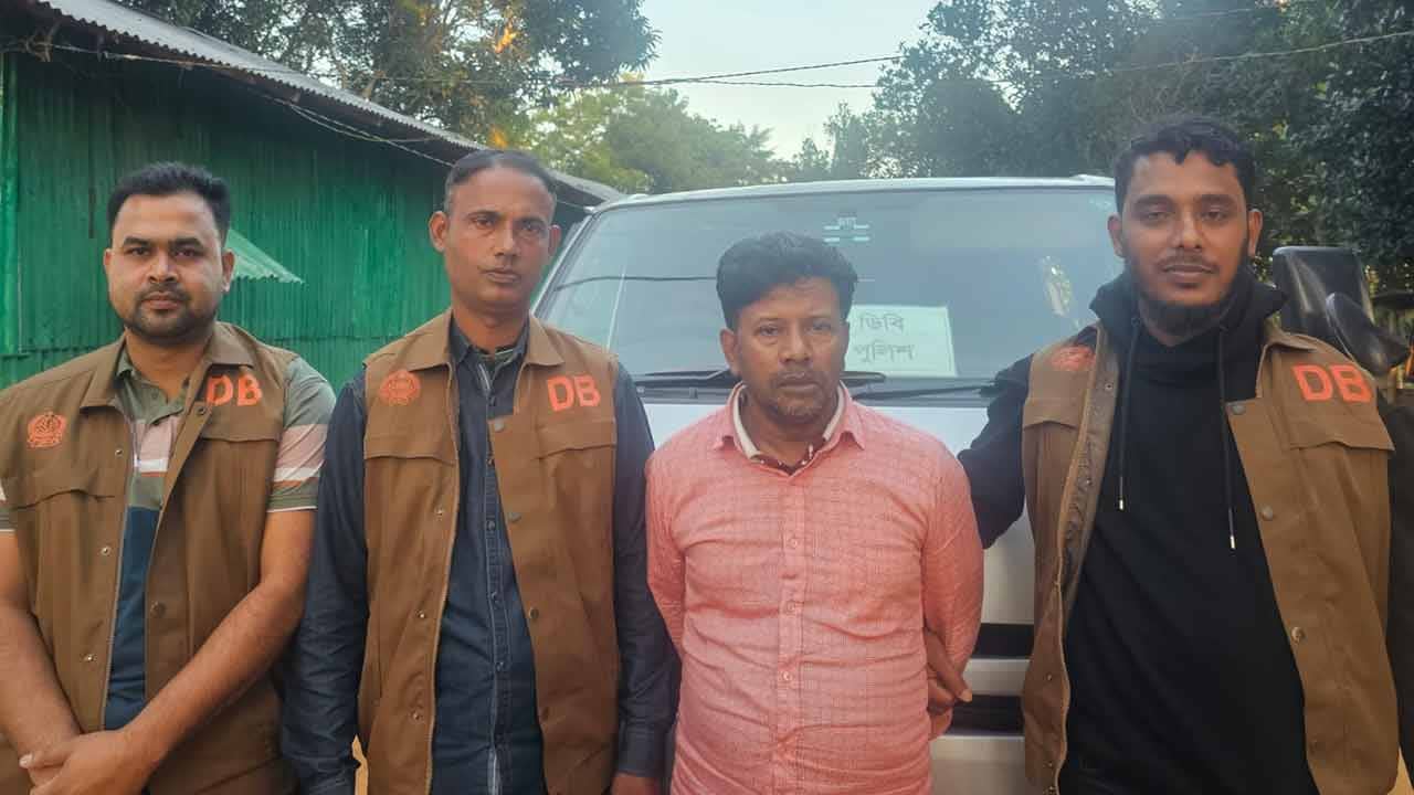 লক্ষ্মীপুরে ওয়ার্কশপের আড়ালে অস্ত্র তৈরির কারিগর গ্রেপ্তার