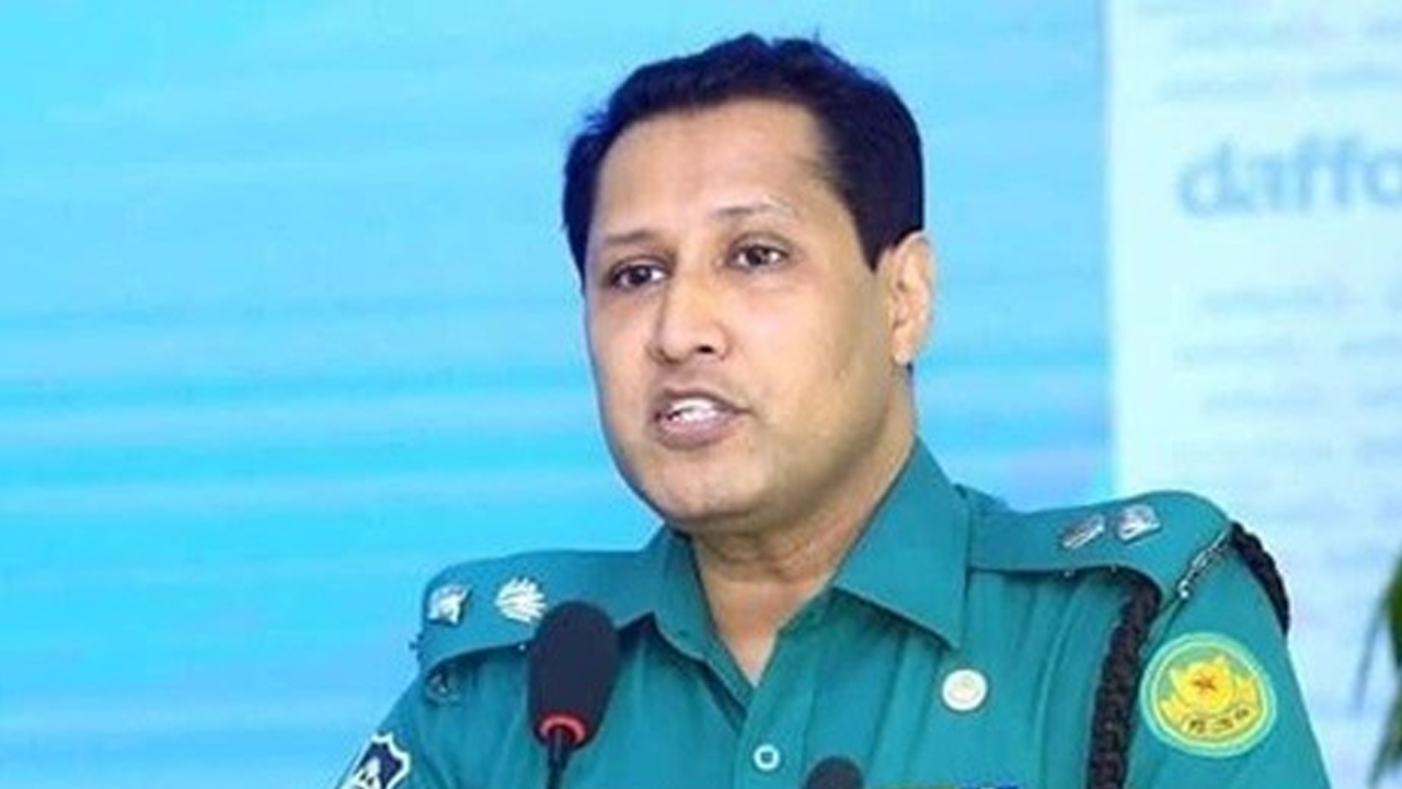 স্ত্রীসহ বিপ্লব কুমার সরকারের বিদেশ যাওয়ায় নিষেধাজ্ঞা