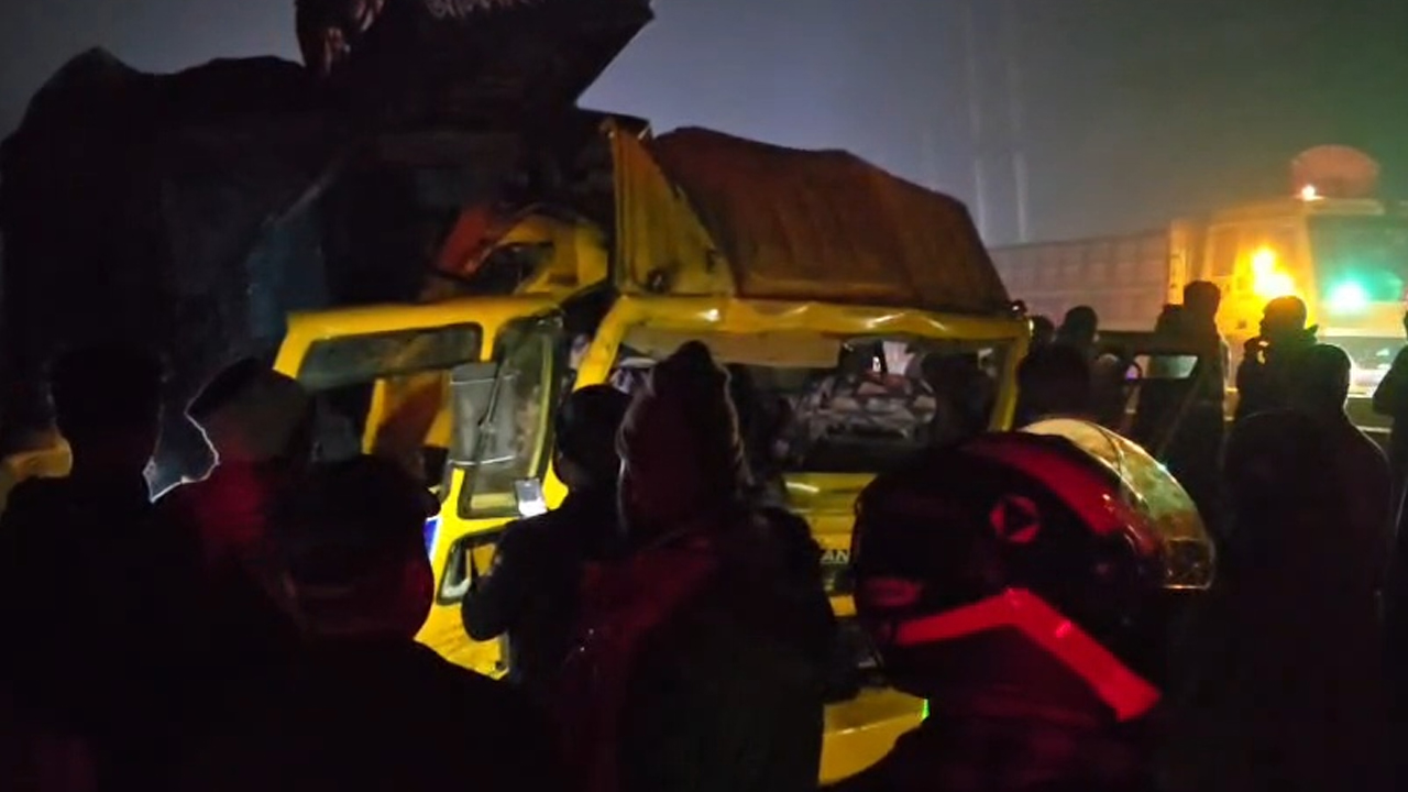 কাভার্ডভ্যানের পেছনে মালবাহী ট্রাকের ধাক্কা, চালকসহ নিহত ২