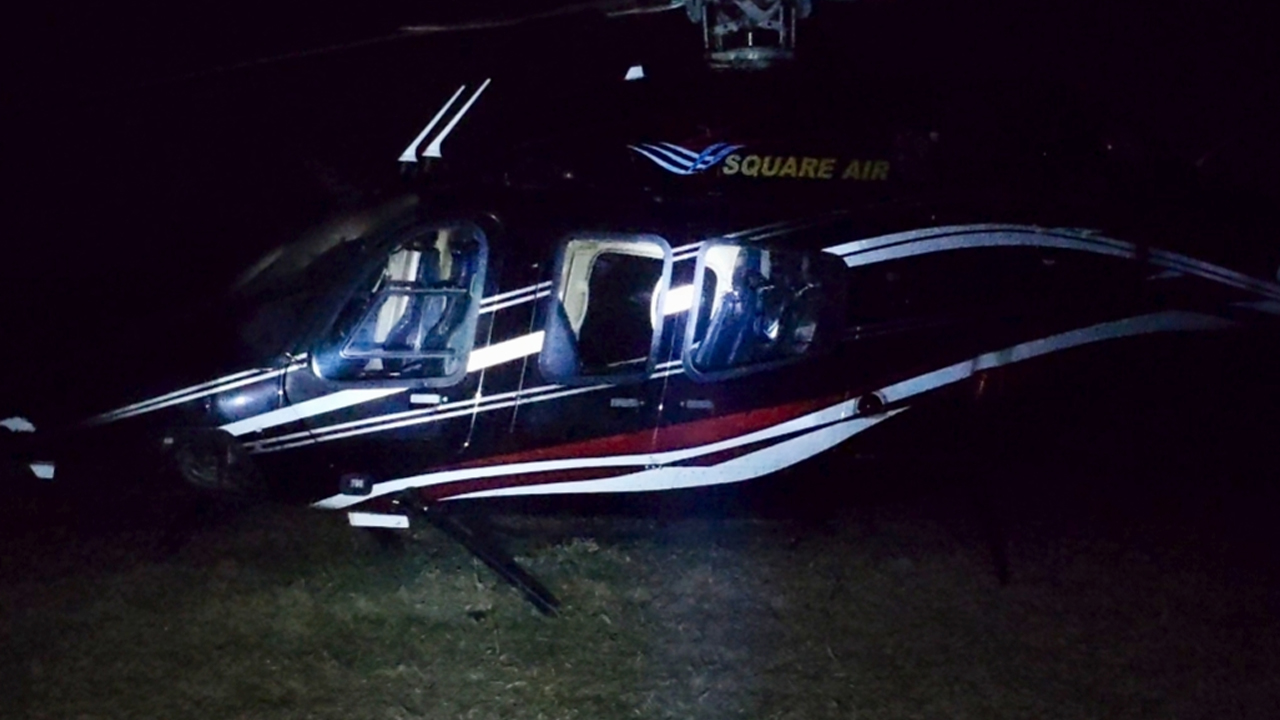 ফসলের মাঠে হেলিকপ্টারের জরুরি অবতরণ