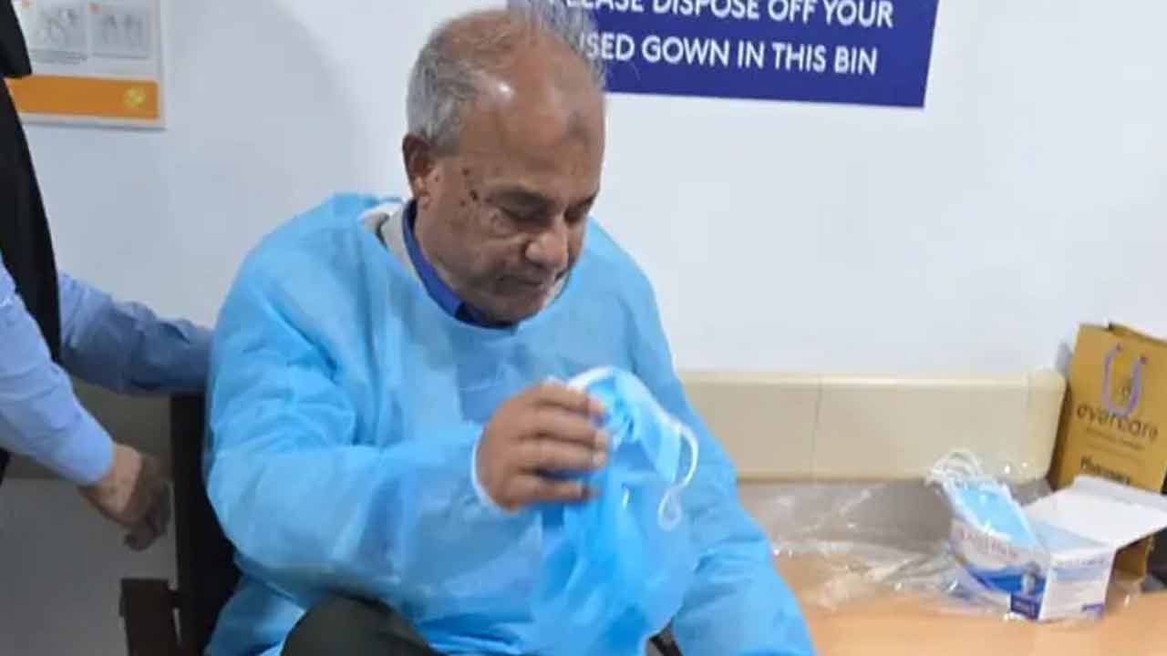 খালেদা জিয়াকে দেখতে এভারকেয়ারে স্বরাষ্ট্র উপদেষ্টা