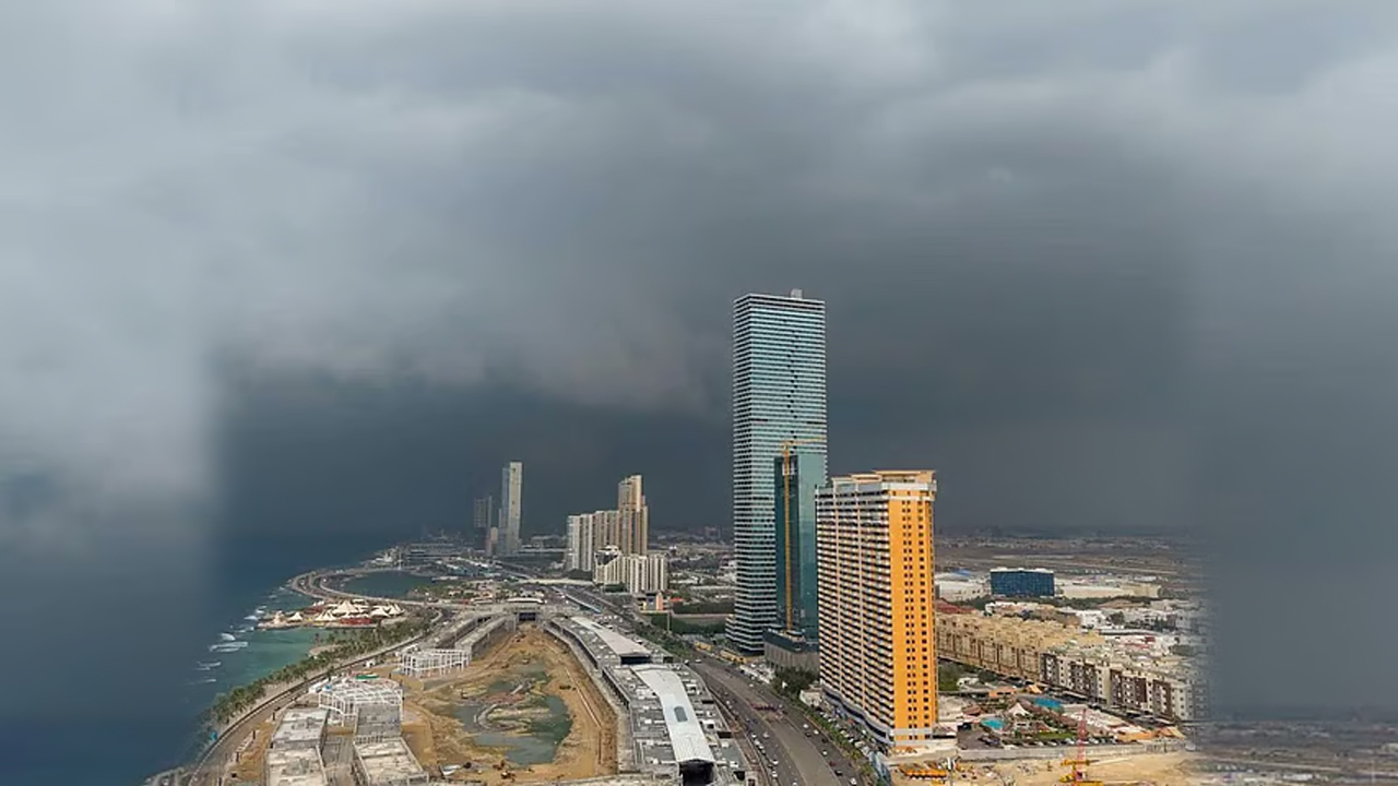 সৌদিজুড়ে চলছে ঝড়-বৃষ্টি, বন্যার সতর্কবার্তা দিলো আবহাওয়া দপ্তর
