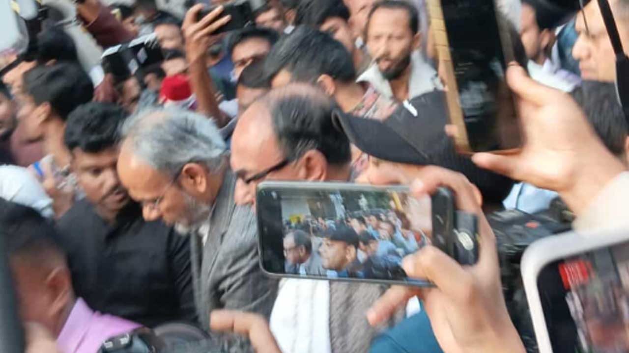 ঢামেকে তোপের মুখে মির্জা আব্বাস&nbsp;