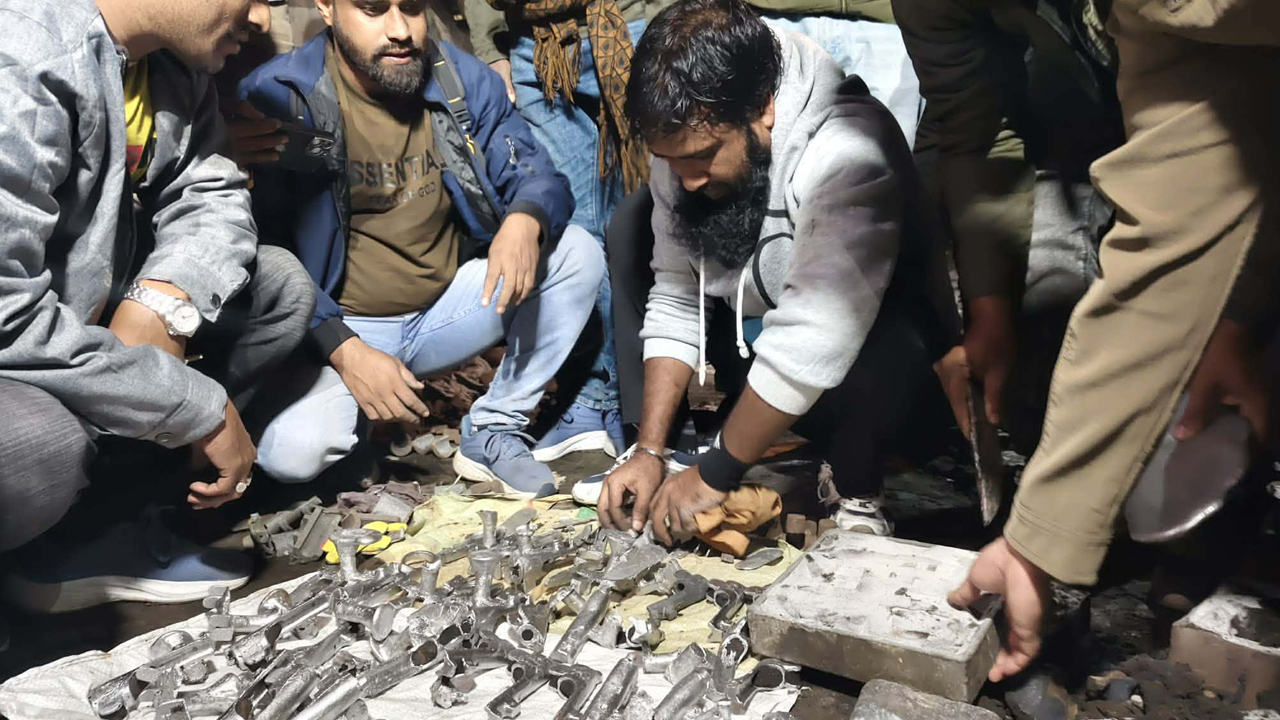 খুলনায় অবৈধ অস্ত্র কারখানার সন্ধান