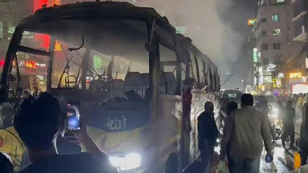 হঠাৎ বাড্ডায় যাত্রীবাহী বাসে আগুন