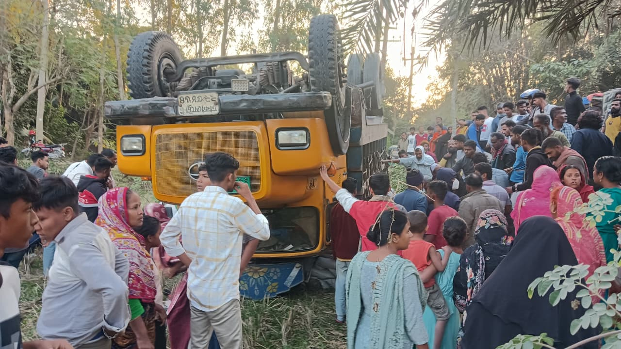 নওগাঁয় ট্রাক চাপায় রিকশাচালক নিহত, আহত ৩