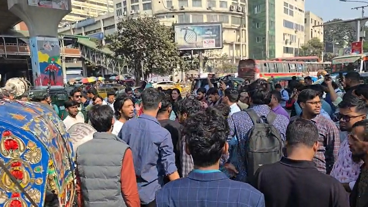 স্বরাষ্ট্র উপদেষ্টার পদত্যাগের দাবিতে শাহবাগ ব্লকেড