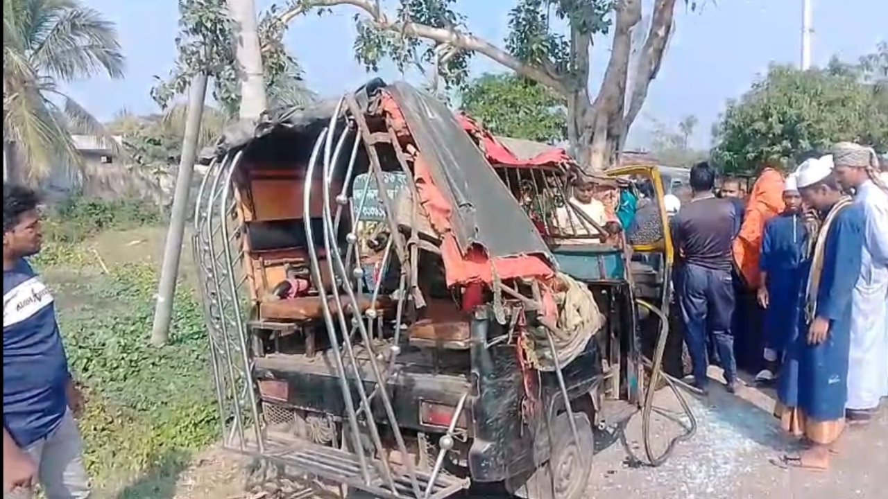 সাতক্ষীরা-খুলনা মহাসড়কে ত্রিমুখী সংঘর্ষে মা ও ছেলে নিহত