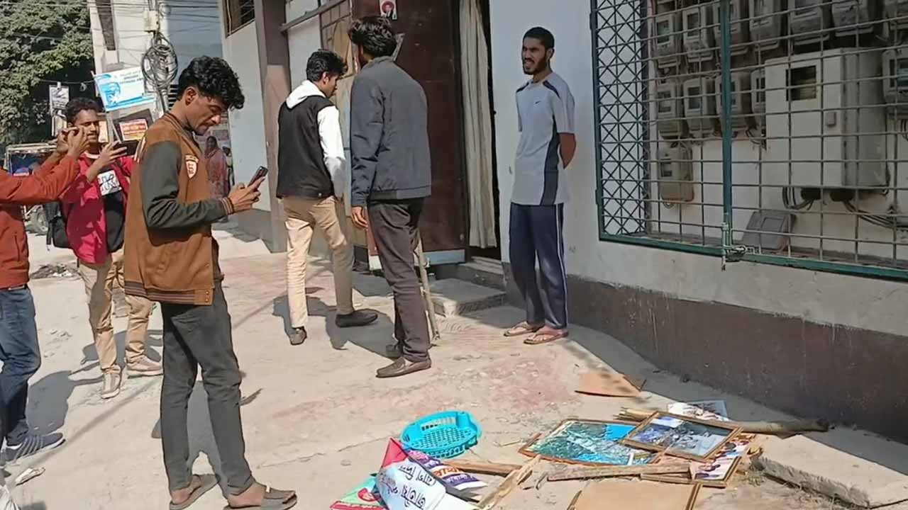 নওগাঁয় জাতীয় পার্টির মিটিং পণ্ড-অফিস ভাঙচুর করলো ছাত্র-জনতা