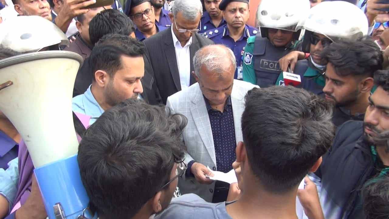 নারায়ণগঞ্জে স্বরাষ্ট্র উপদেষ্টাকে আটকে শিক্ষার্থীদের বিক্ষোভ