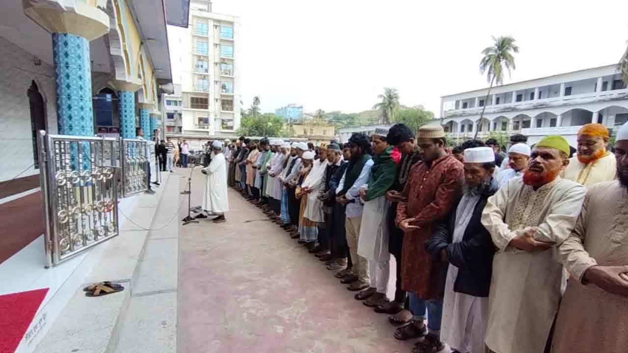 নিজ জেলা ঝালকাঠিতে ওসমান হাদির গায়েবানা জানাজা