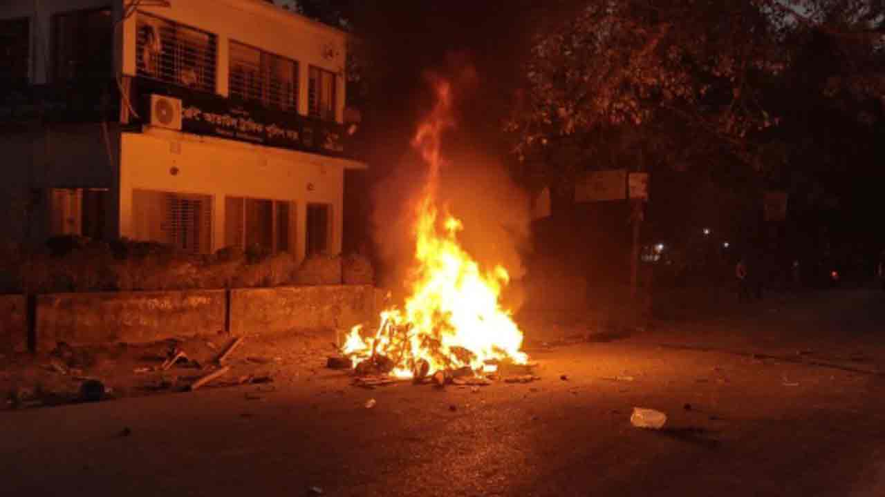 চাঁপাইনবাবগঞ্জে পুলিশ বক্স ও ফাঁড়িতে হামলা-ভাঙচুর, গ্রেপ্তার ৯&nbsp;