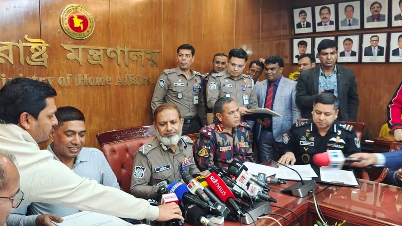 জরুরি প্রেস ব্রিফিং ডেকে উপস্থিত নেই স্বরাষ্ট্র উপদেষ্টা