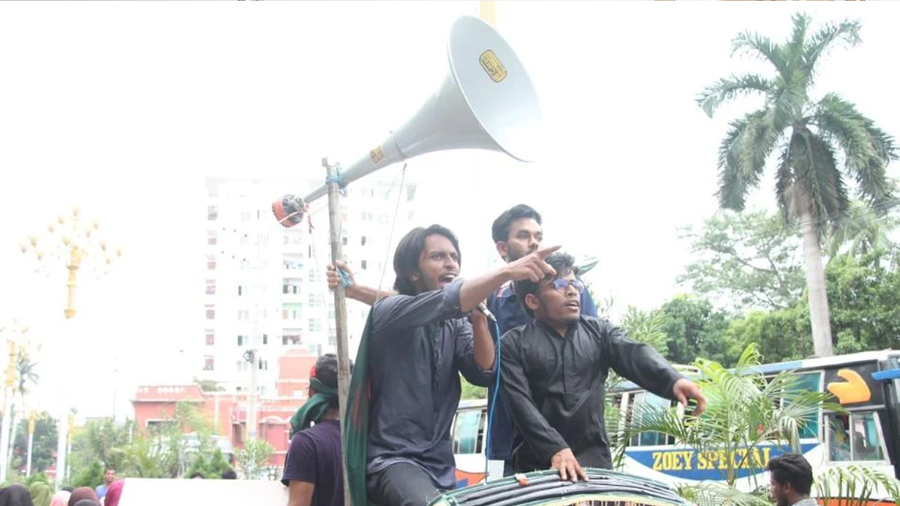 ছাত্রদলকে &lsquo;চাচ্চু&rsquo; ও &lsquo;চান্দাভাই&rsquo; আখ্যা দিয়ে রাকসু জিএসের হুঁশিয়ারি