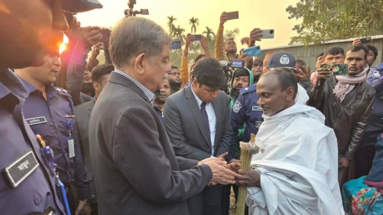 ময়মনসিংহে দীপু চন্দ্র দাসের পরিবারকে আশ্বস্ত করলেন শিক্ষা উপদেষ্টা