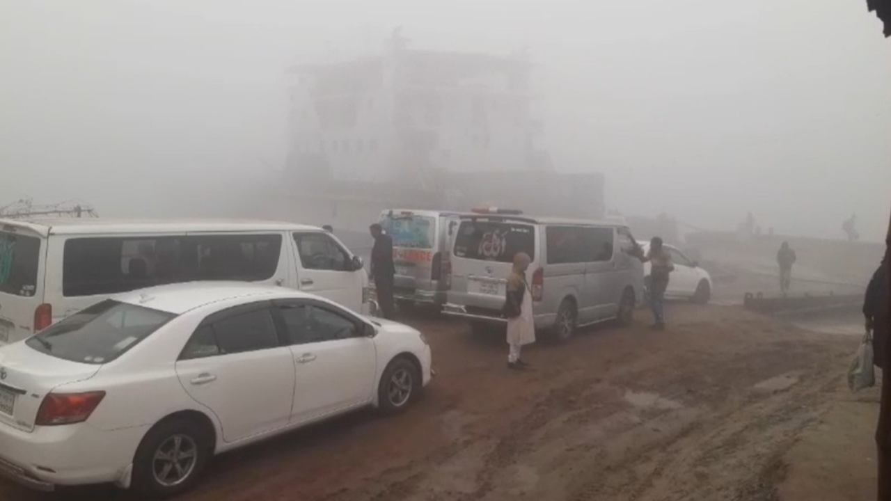 ঘন কুয়াশায় ২ নৌরুটে ফেরি চলাচল বন্ধ