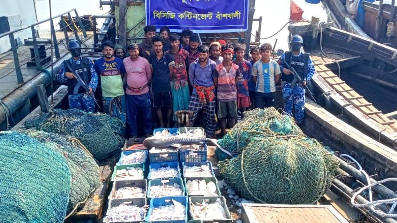 অবৈধ বোট-জাল ও বিপুল মাছসহ ১৬ জেলে আটক