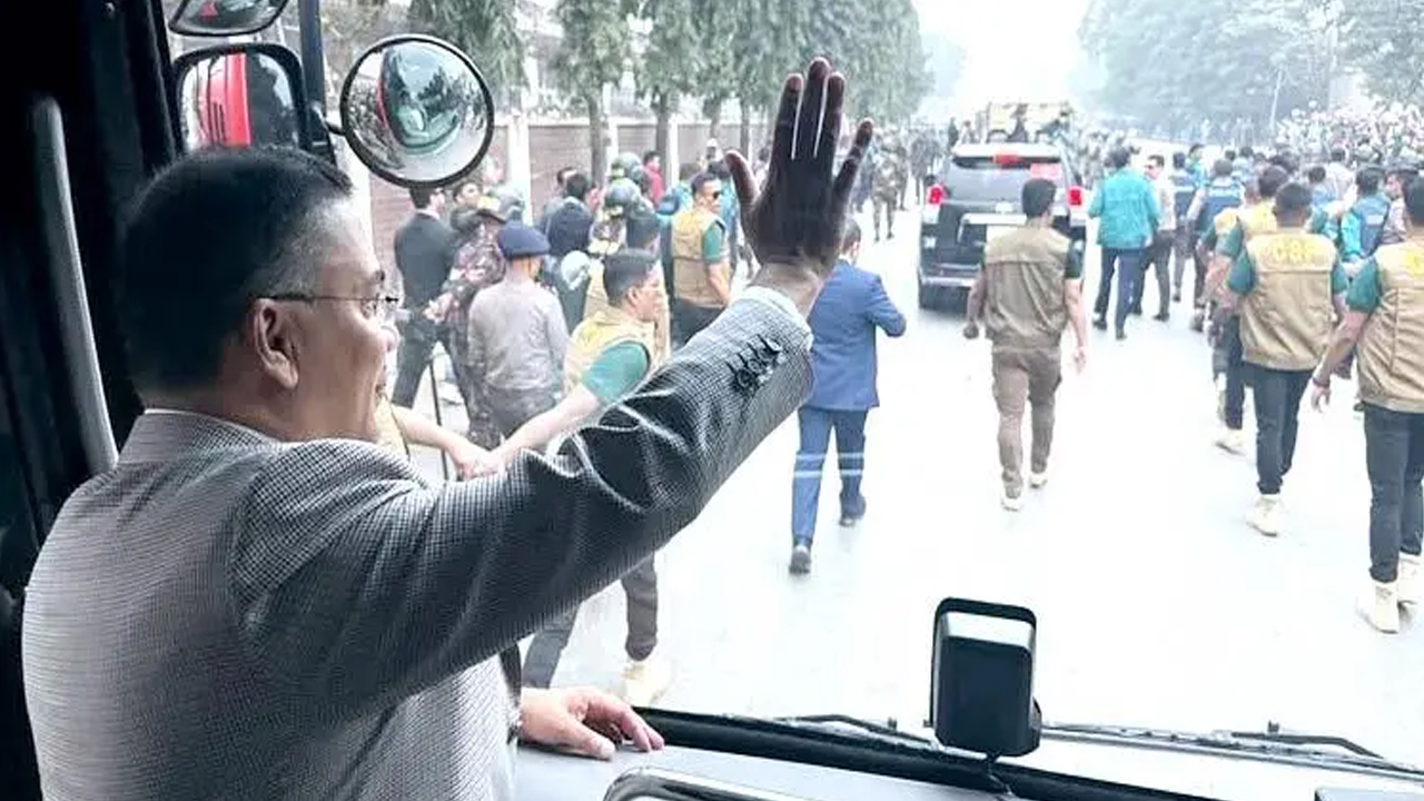 স্বাগত জানাতে পথে পথে মানুষের ঢল, হাসিমুখে হাত নাড়ছেন তারেক রহমান