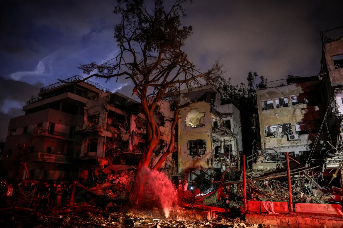 ১৬ জুন ২০২৫: ইসরায়েলের তেল আভিবে ইরান থেকে ছোঁড়া ক্ষেপণাস্ত্র হামলার পর জরুরি উদ্ধারকারীদের কার্যক্রম।