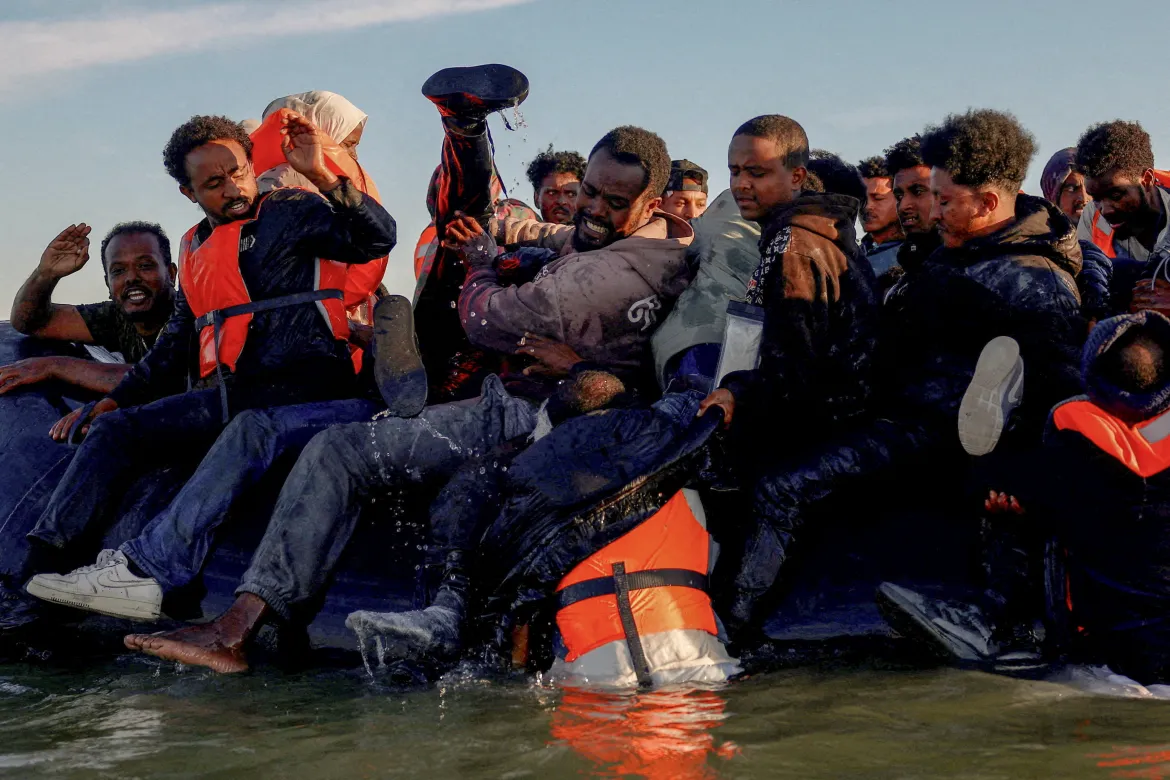 ২৫ আগস্ট ২০২৫: উত্তর ফ্রান্স থেকে শরণার্থী ও অভিবাসীরা ইংলিশ চ্যানেল অতিক্রমের চেষ্টা করছেন।