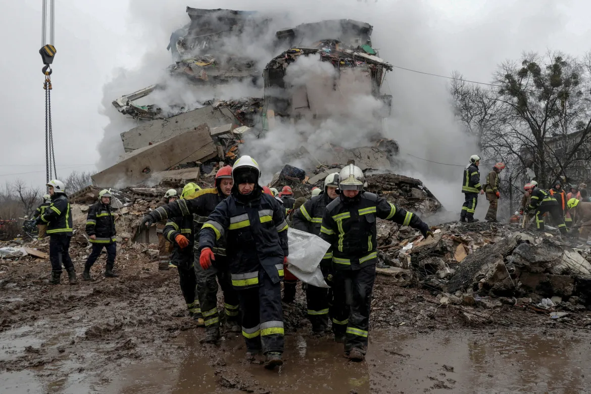 ১ ফেব্রুয়ারি ২০২৫: ইউক্রেনের পলটাভায় রাশিয়ার ক্ষেপণাস্ত্র আঘাতপ্রাপ্ত অ্যাপার্টমেন্ট ভবনের ধ্বংসাবশেষ থেকে উদ্ধারকর্মীরা একজন নিহত ব্যক্তির মরদেহ উদ্ধার করছেন।
