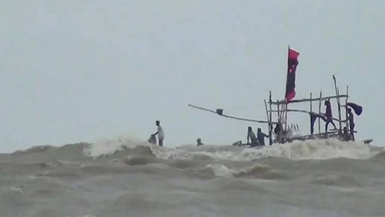 বঙ্গোপসাগরে ট্রলারডুবি: ২ জনের মরদেহ উদ্ধার