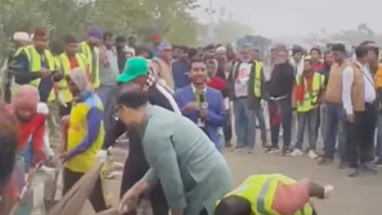 ৩০০ ফুট থেকে বর্জ্য অপসারণ করছে ঢাকা উত্তর বিএনপি