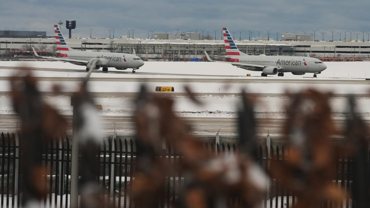 যুক্তরাষ্ট্রে ১৮০০-এর বেশি ফ্লাইট বাতিল, দুই অঙ্গরাজ্যে জরুরি অবস্থা