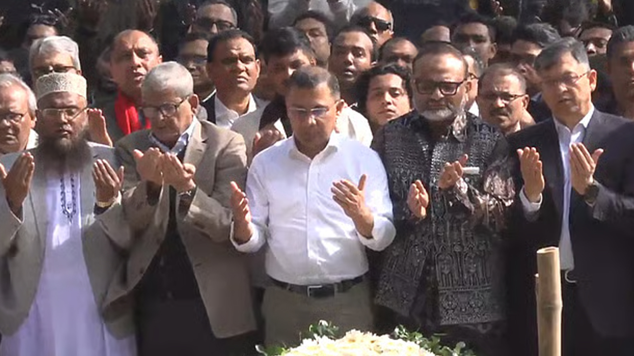 ওসমান হাদির কবর জিয়ারত করলেন তারেক রহমান