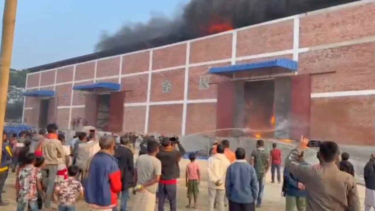 বিআইডব্লিউটিএর ড্রেজার পাইপ গুদামে ভয়াবহ আগুন, ব্যাপক ক্ষয়ক্ষতি