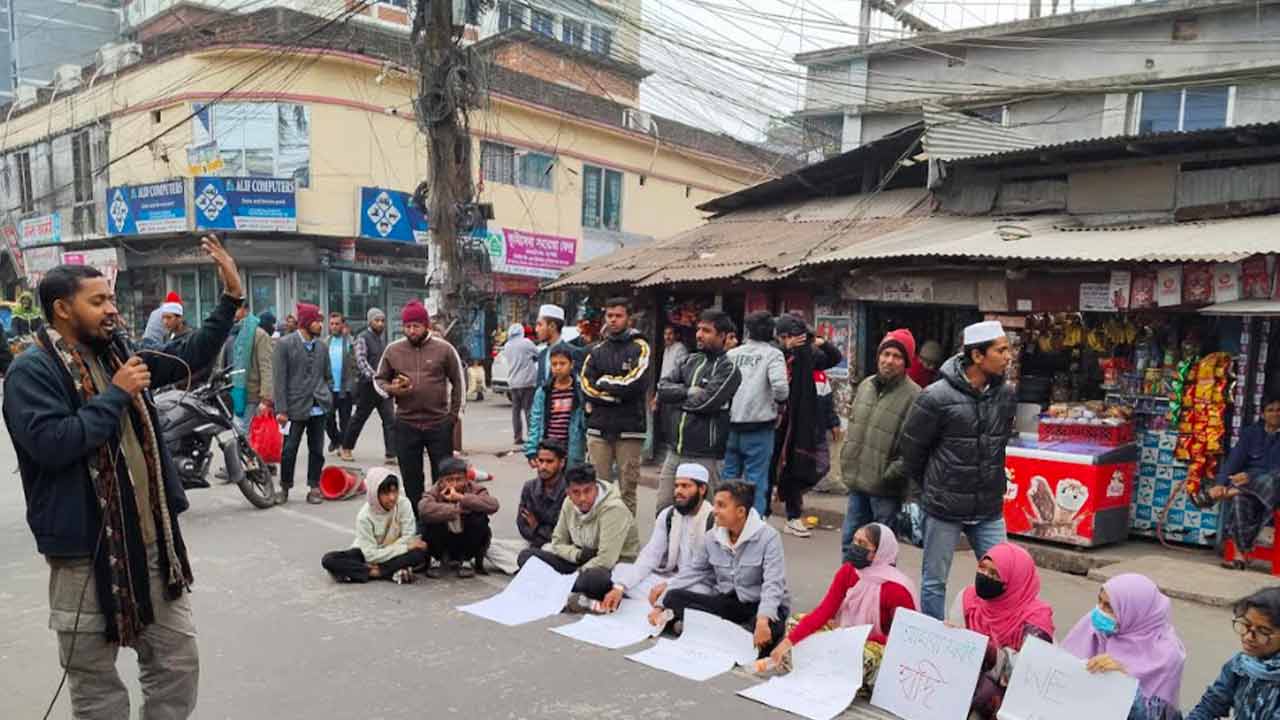 ঝালকাঠিতে শহীদ শরিফ ওসমান হাদি হত্যার বিচারের দাবিতে বিক্ষোভ