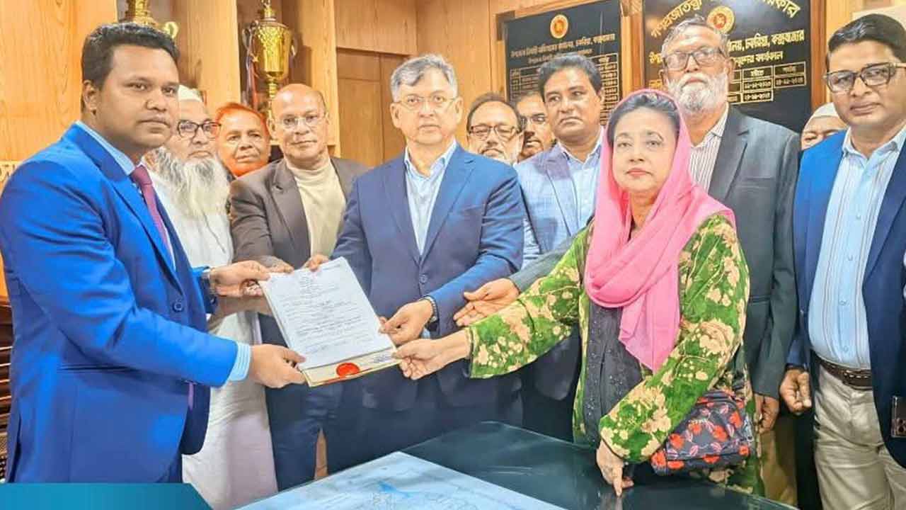 চকরিয়ায় বিএনপির প্রার্থী সালাহউদ্দিন আহমদের মনোনয়নপত্র দাখিল