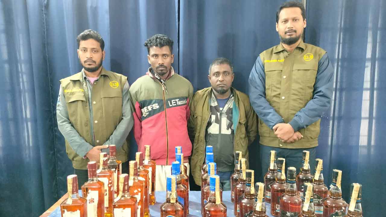 ঠাকুরগাঁওয়ে ২৮ বোতল বিদেশি মদসহ দুই যুবক গ্রেপ্তার
