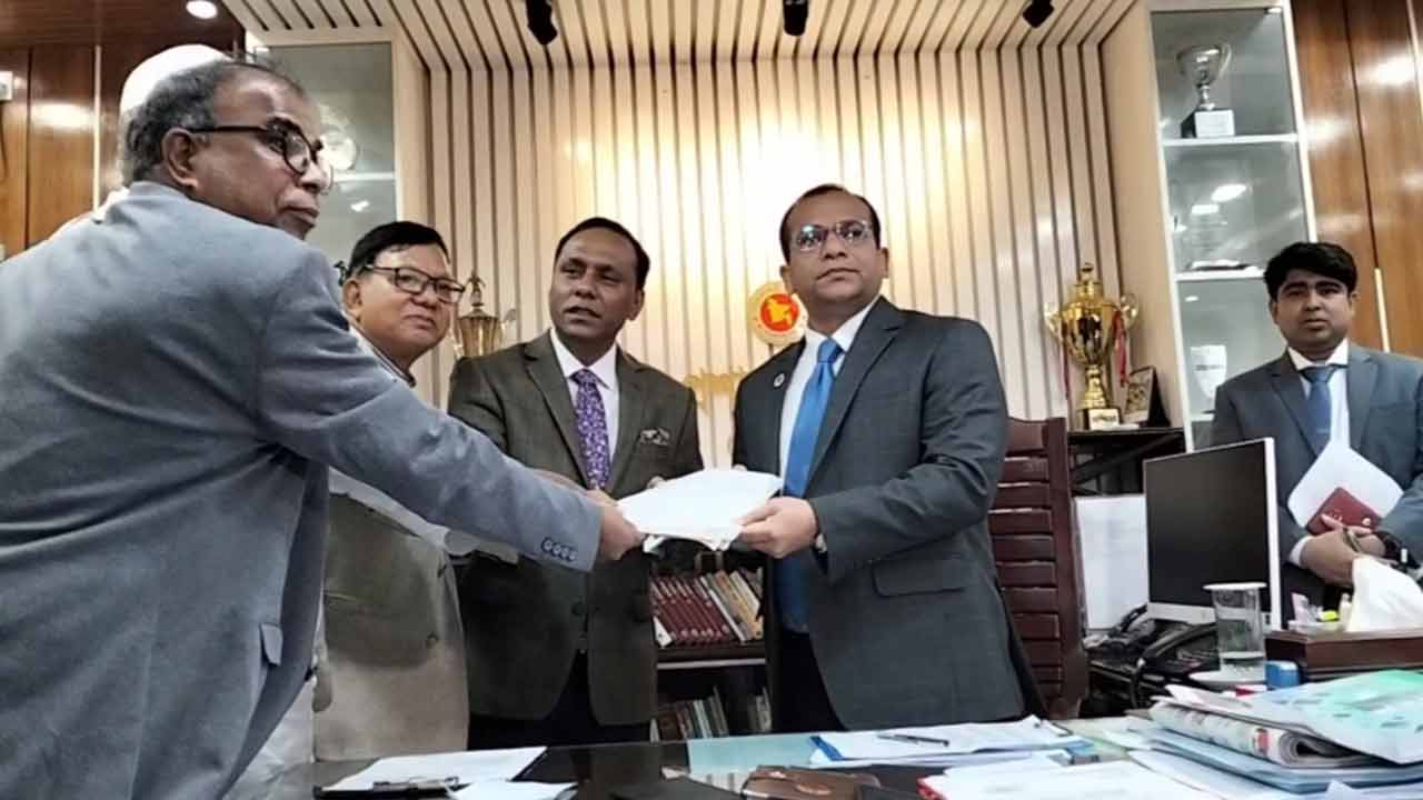 নেত্রকোনা-১ আসনে বিএনপি প্রার্থীর মনোনয়নপত্র জমা