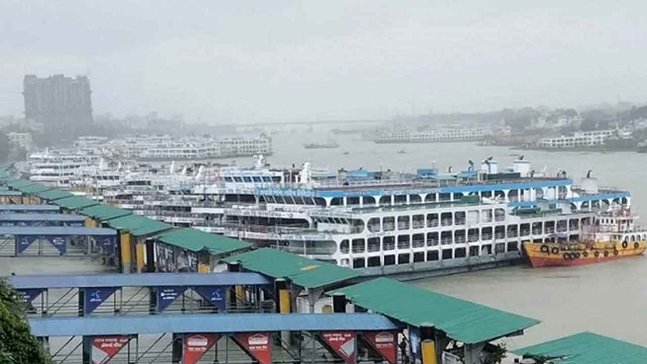 সারা দেশে সব ধরনের যাত্রীবাহী নৌযান চলাচল বন্ধ