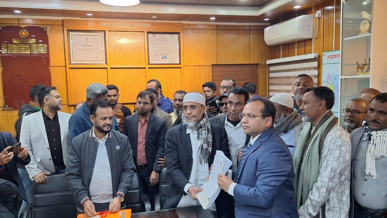 মনোনয়নপত্র জমা দিলেন লুৎফুজ্জামান বাবর