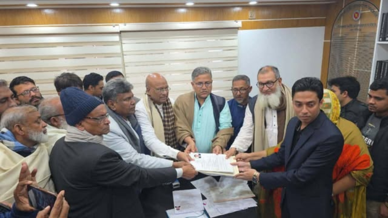 ফরিদপুর-৪ আসনে বিএনপির মনোনীত প্রার্থী শহিদুল ইসলাম বাবুল মনোনয়নপত্র দাখিল